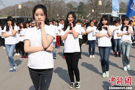 蹭跑全马女孩父亲发声